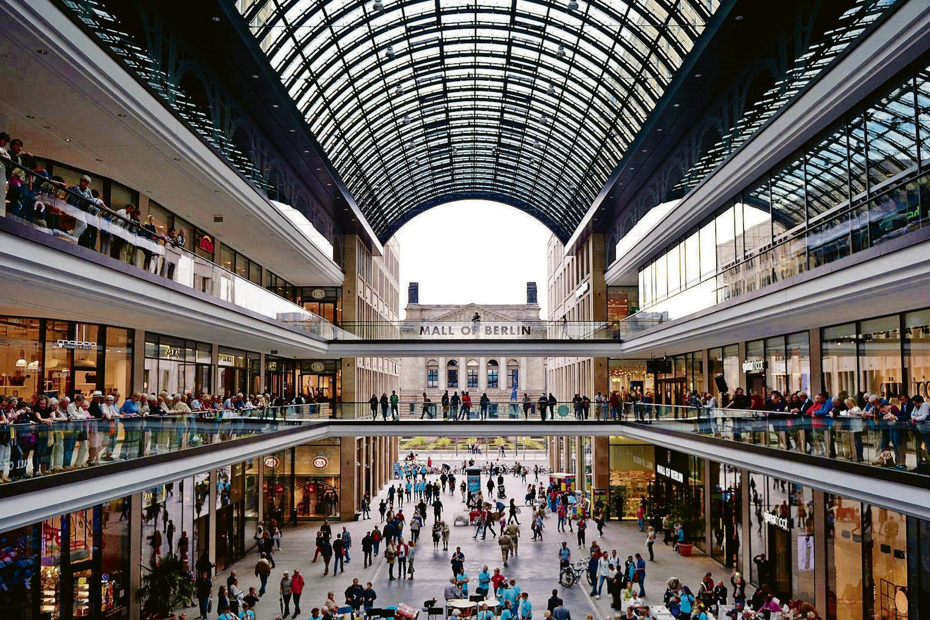 In der Mall of Berlin am Leipziger Platz haben fünf Täter versucht, einen Juwelier auszurauben.