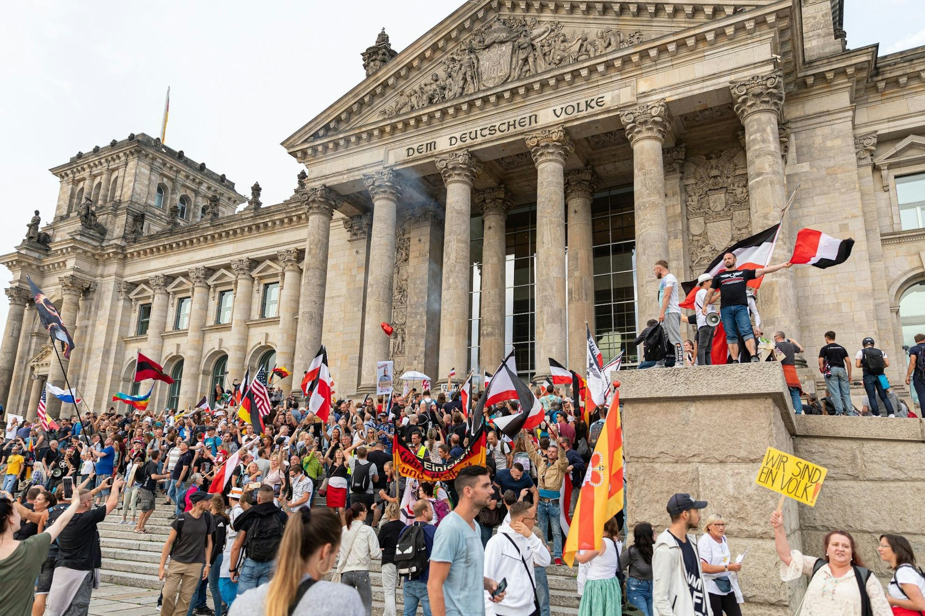 Berlin in Zeiten von Corona: Teilnehmer einer Kundgebung gegen die Schutzmaßnahmen stehen auf den Stufen zum Reichstagsgebäude.