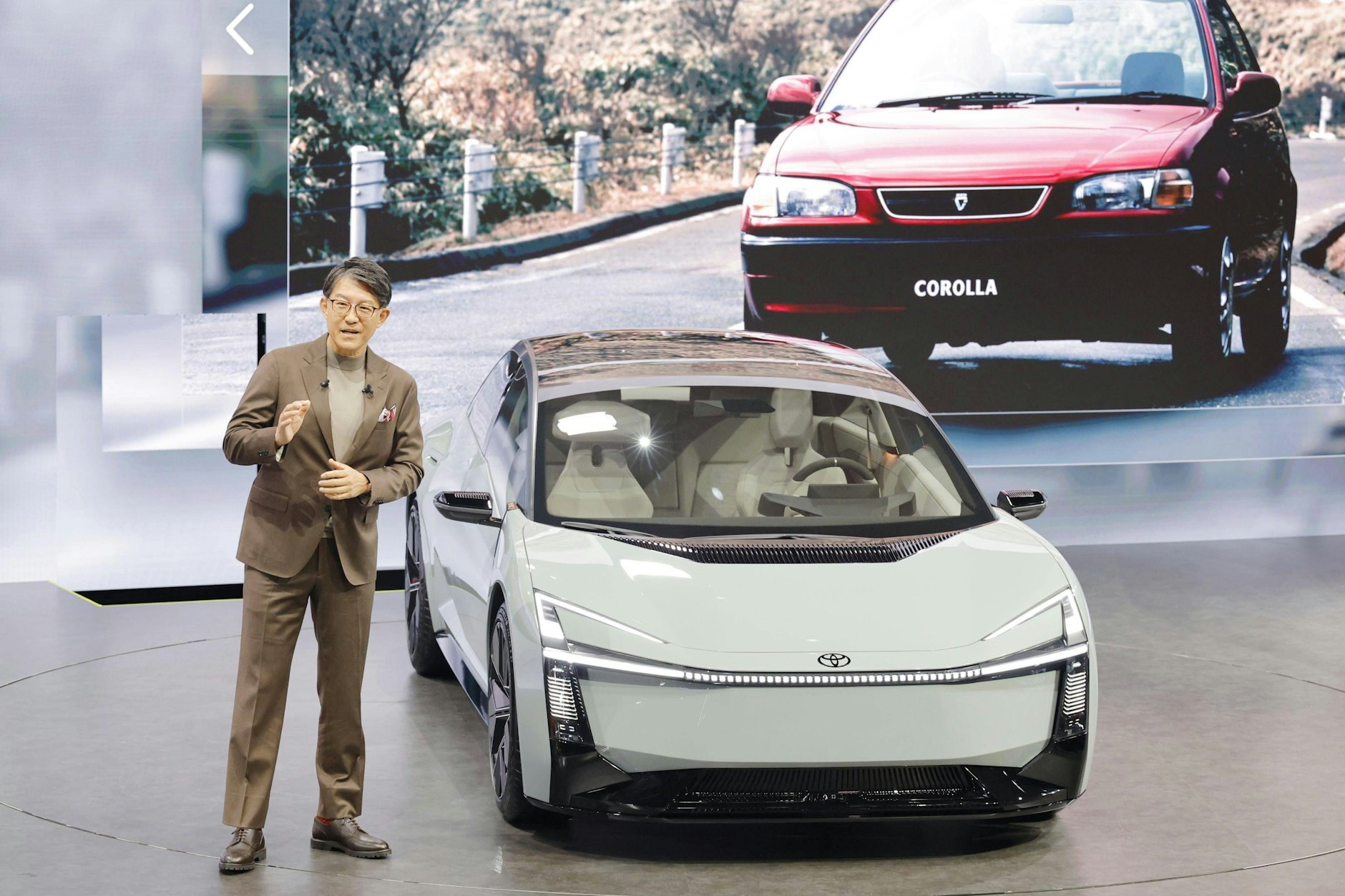 Auf der japanischen Automobilmesse präsentiert Toyota-Präsident Koji Sato ein neues Konzeptmodell des Corolla.