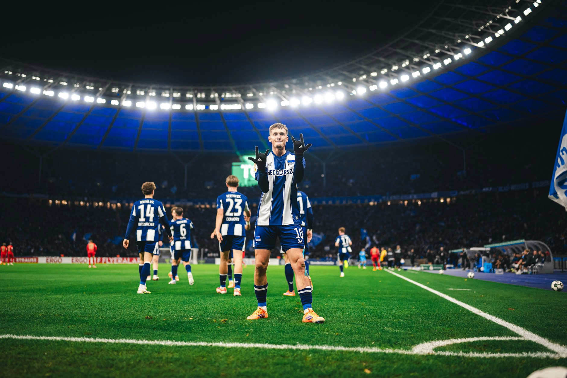 Michael Cuisance bejubelt sein Pokal-Tor gegen Elversberg mit sechs Fingern. Doch eine andere Zahl nervt alle bei Hertha BSC.