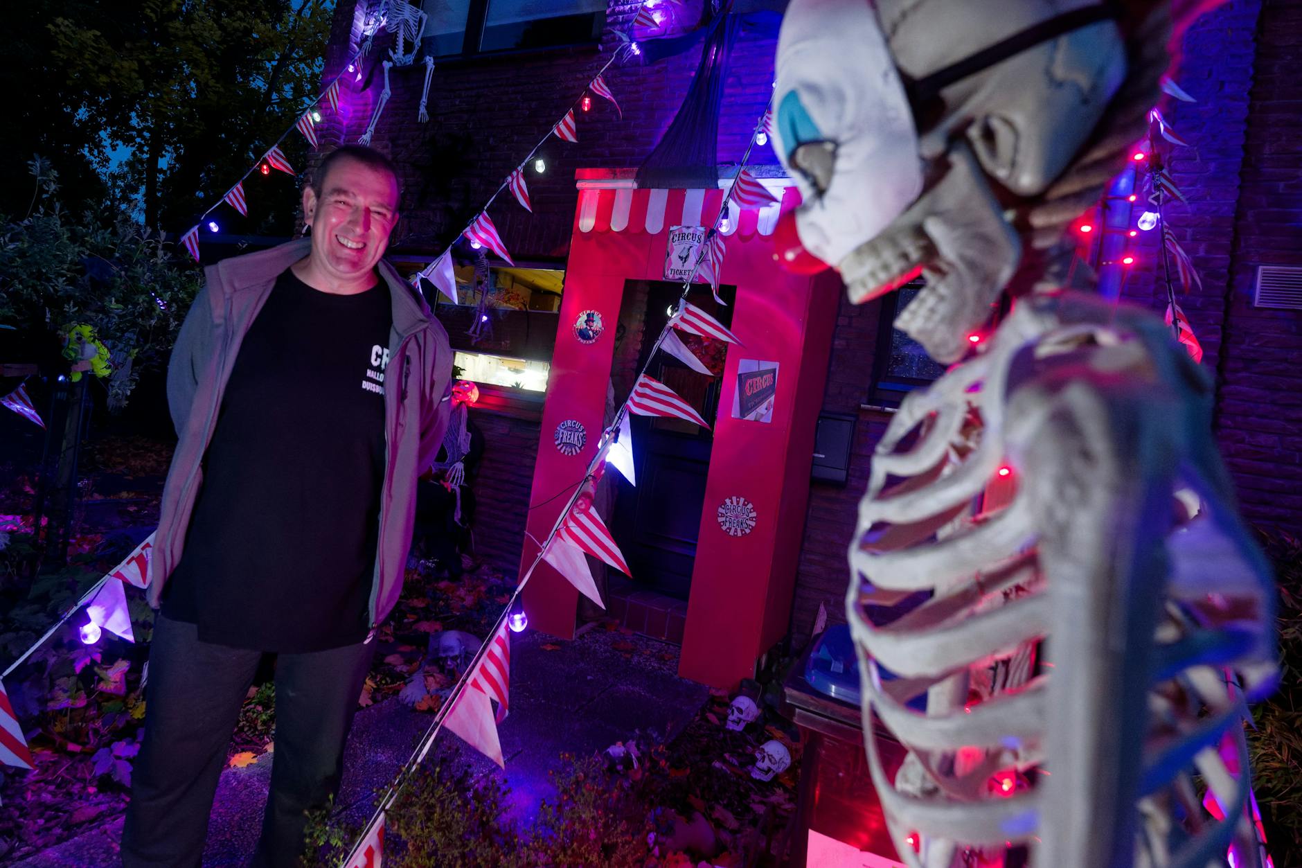 Halloween-Fan Sven Wagner vor seinem Horror-Reihenhaus in Duisburg