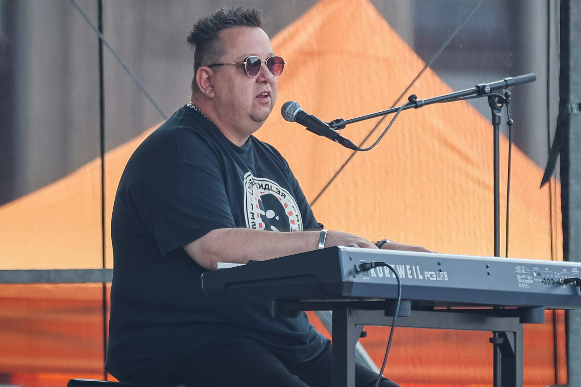 Sebastian Krumbiegel ist oft in linksradikalen Shirts zu sehen. Jetzt erklärt der Sänger, was dahinter steckt.