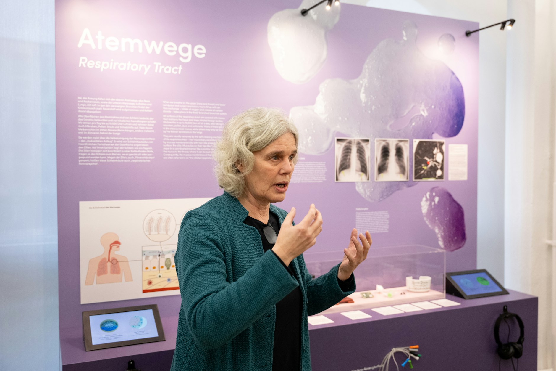 Beate Kunst erklärt in der Ausstellung, wie wichtig Schleim für eine gesunde Atmung ist.