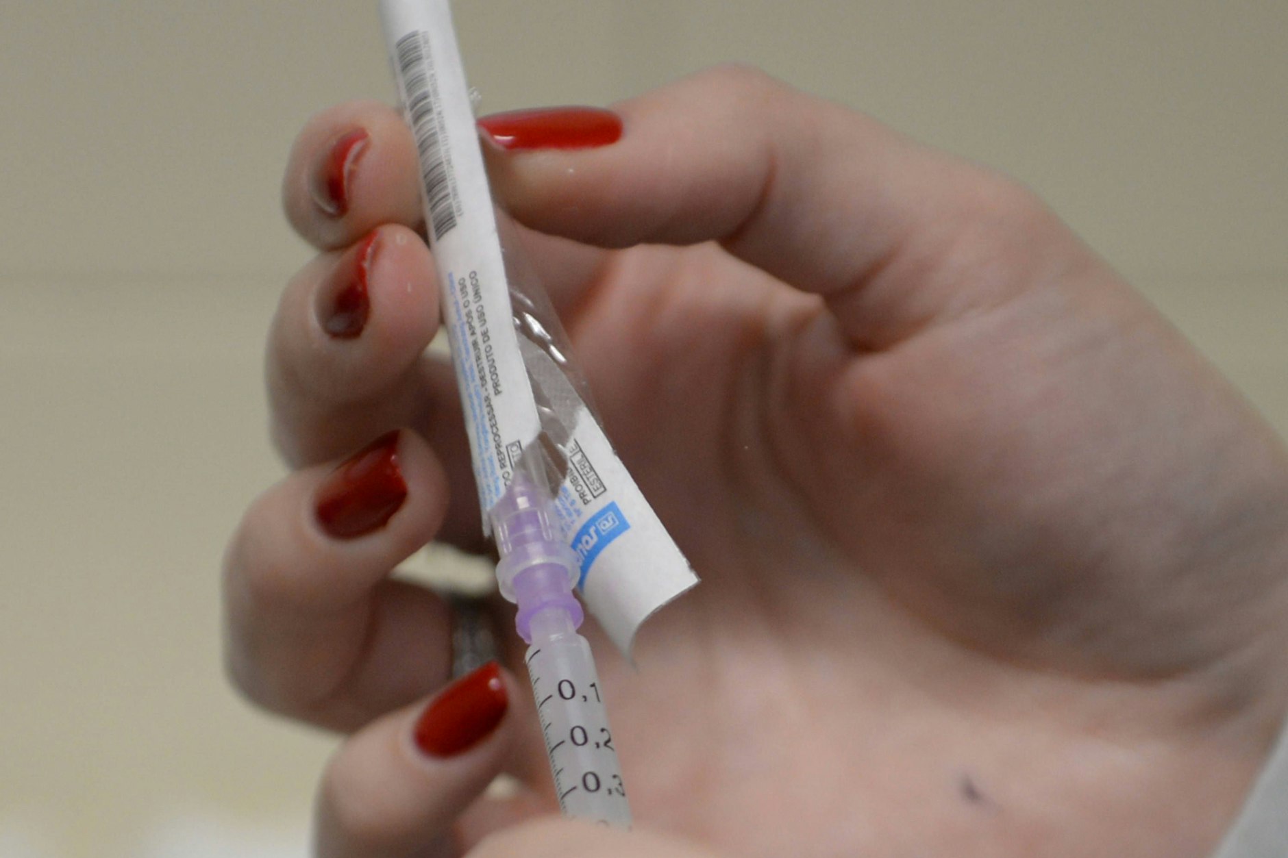 Eine Spritze für eine Impfung wird vorbereitet.