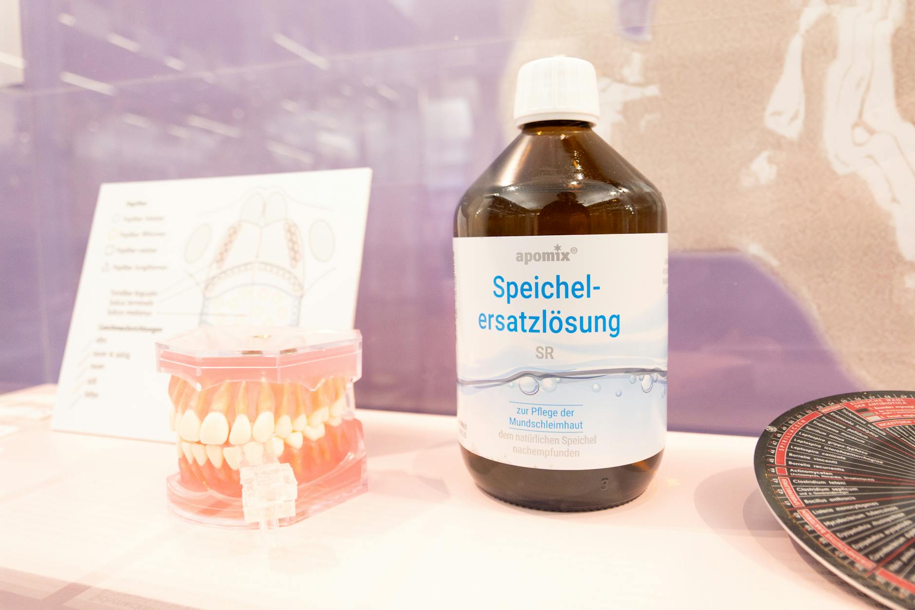 Ohne Speichel rutscht es nicht beim Essen und Sprechen. Wo er fehlt, kann diese Lösung Linderung bringen.