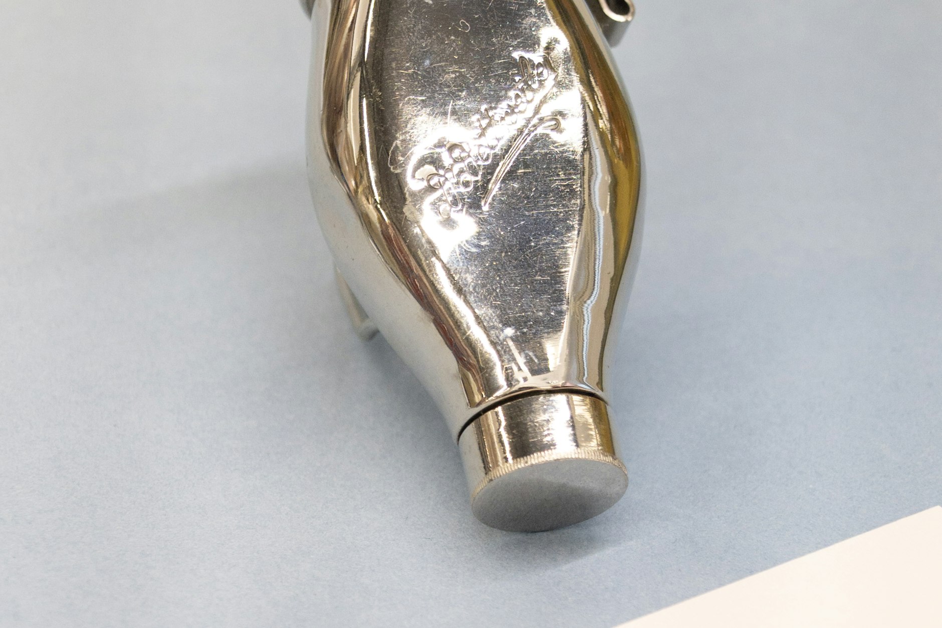 Silberne Taschenspuckflasche für Tuberkulosekranke. Der Schleim ist infektiös und muss abgehustet werden.