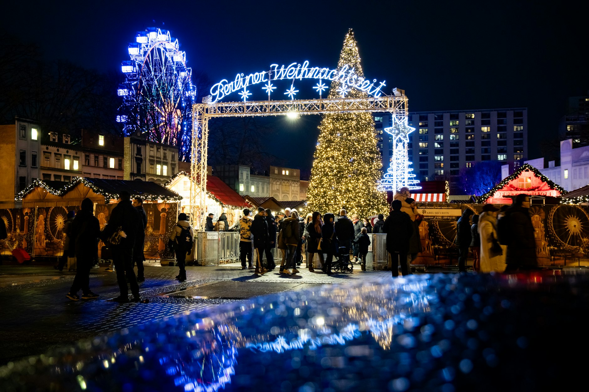 In Berlin beginnt mit den Weihnachtsmärkten wie hier am Alexanderplatz die Adventszeit.