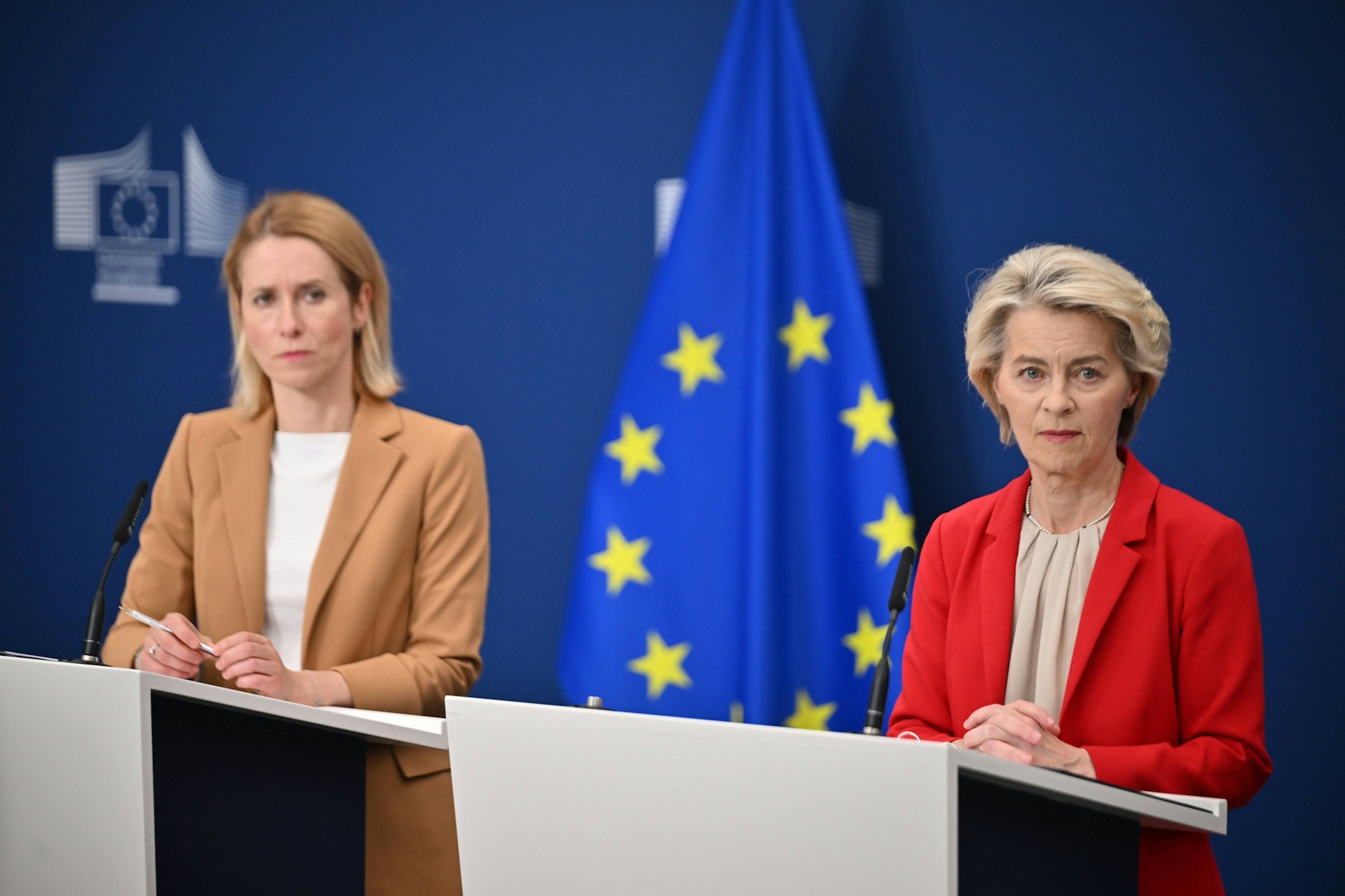 Kaja Kallas (l.) und Ursula von der Leyen während einer Pressekonferenz im Europaviertel