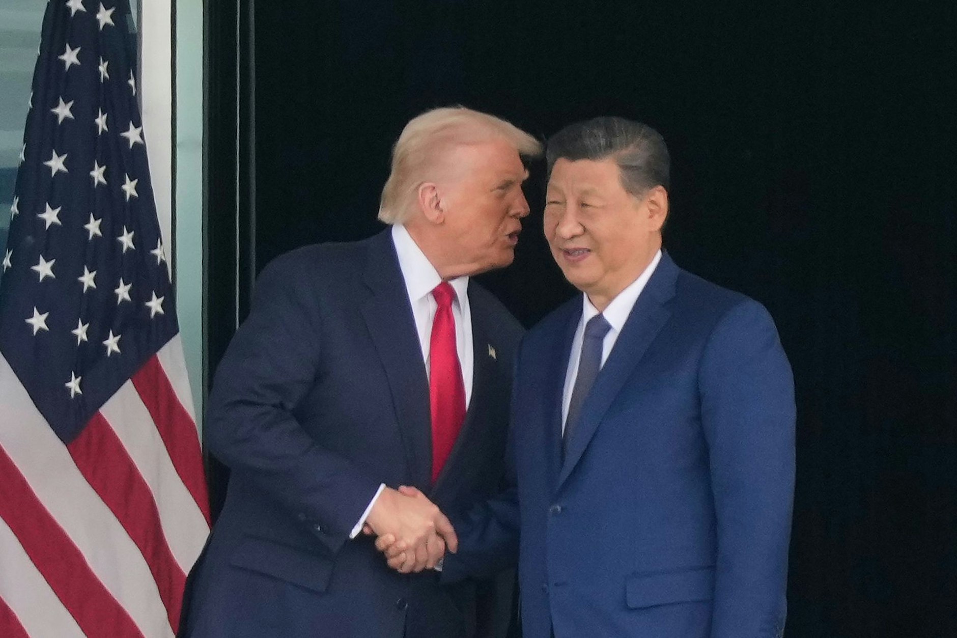 US-Präsident Donald Trump (l) und der chinesische Präsident Xi Jinping schütteln sich nach ihrem Gipfeltreffen zwischen den USA und China am Gimhae International Airport Jinping.