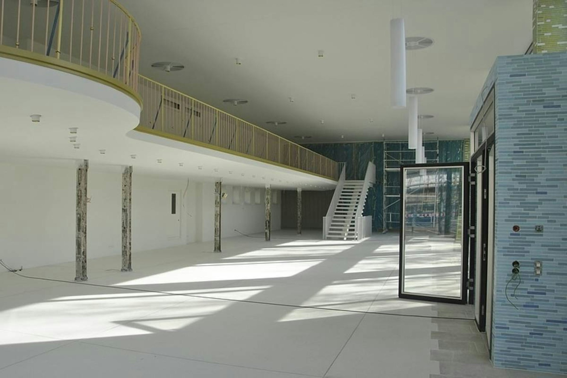 Innenaufnahme der frisch sanierten Mokka-Milch-Eisbar in Berlin.