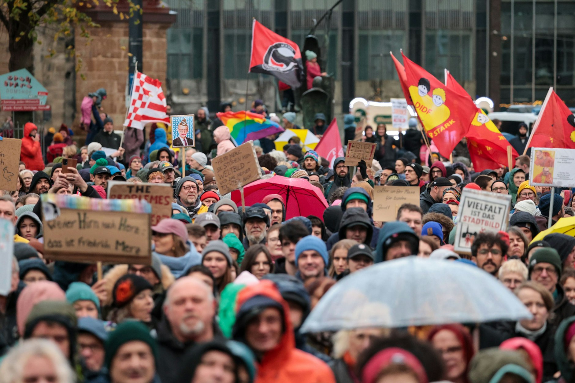 Weiße Menschen demonstrieren für eine bunte Gesellschaft