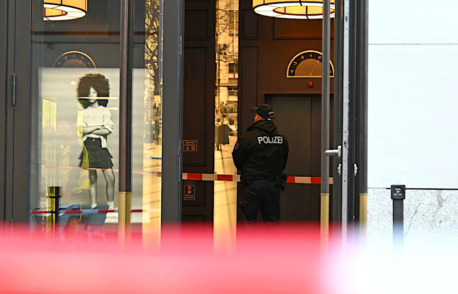 Fünf Unbekannte haben am frühen Morgen versucht, in ein Juweliergeschäft am Leipziger Platz in Berlin-Mitte einzubrechen. 