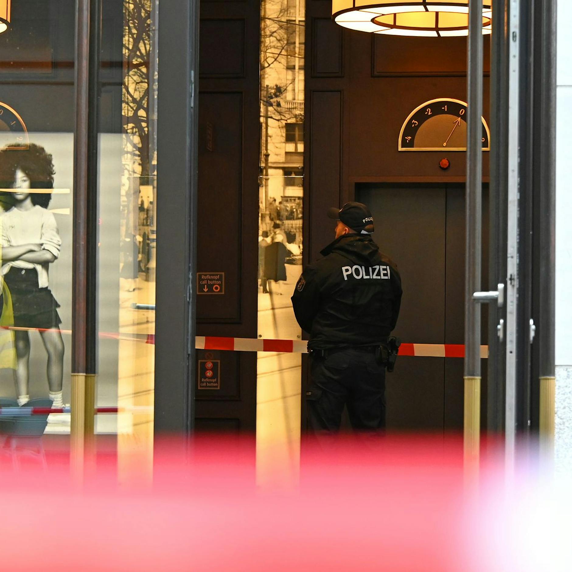 Überfall auf Juwelier in Berlin-Mitte: Polizei sucht nach fünf flüchtigen Tätern