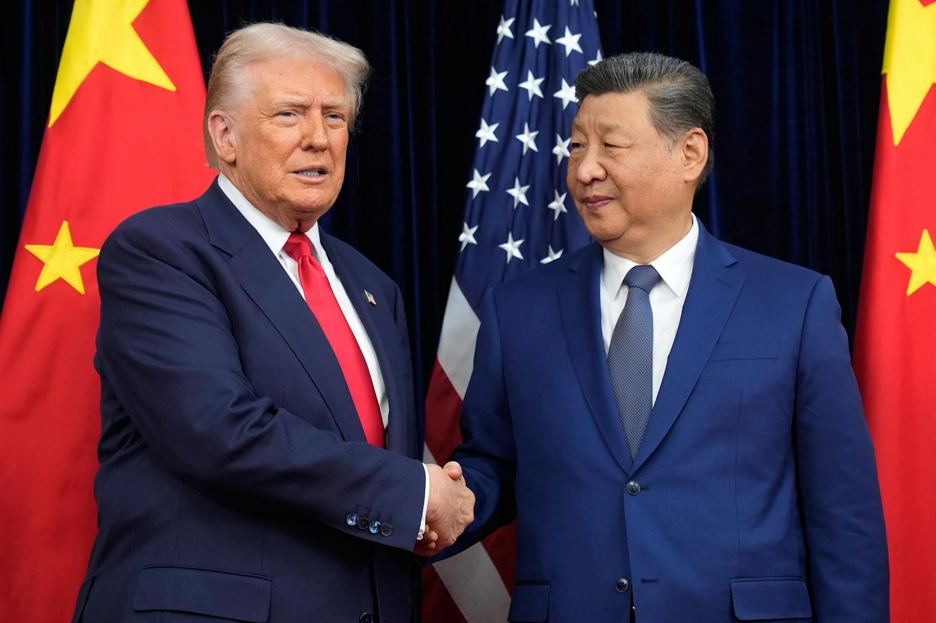US-Präsident Donald Trump (l) und der chinesische Präsident Xi Jinping schütteln sich vor ihrem Treffen am Gimhae International Airport die Hände.