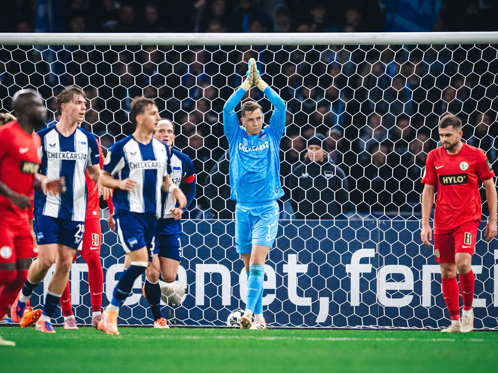 Torwart Tjark Ernst von Hertha BSC ist gerade in Topform und hält Siege mit seinen Händen fest.