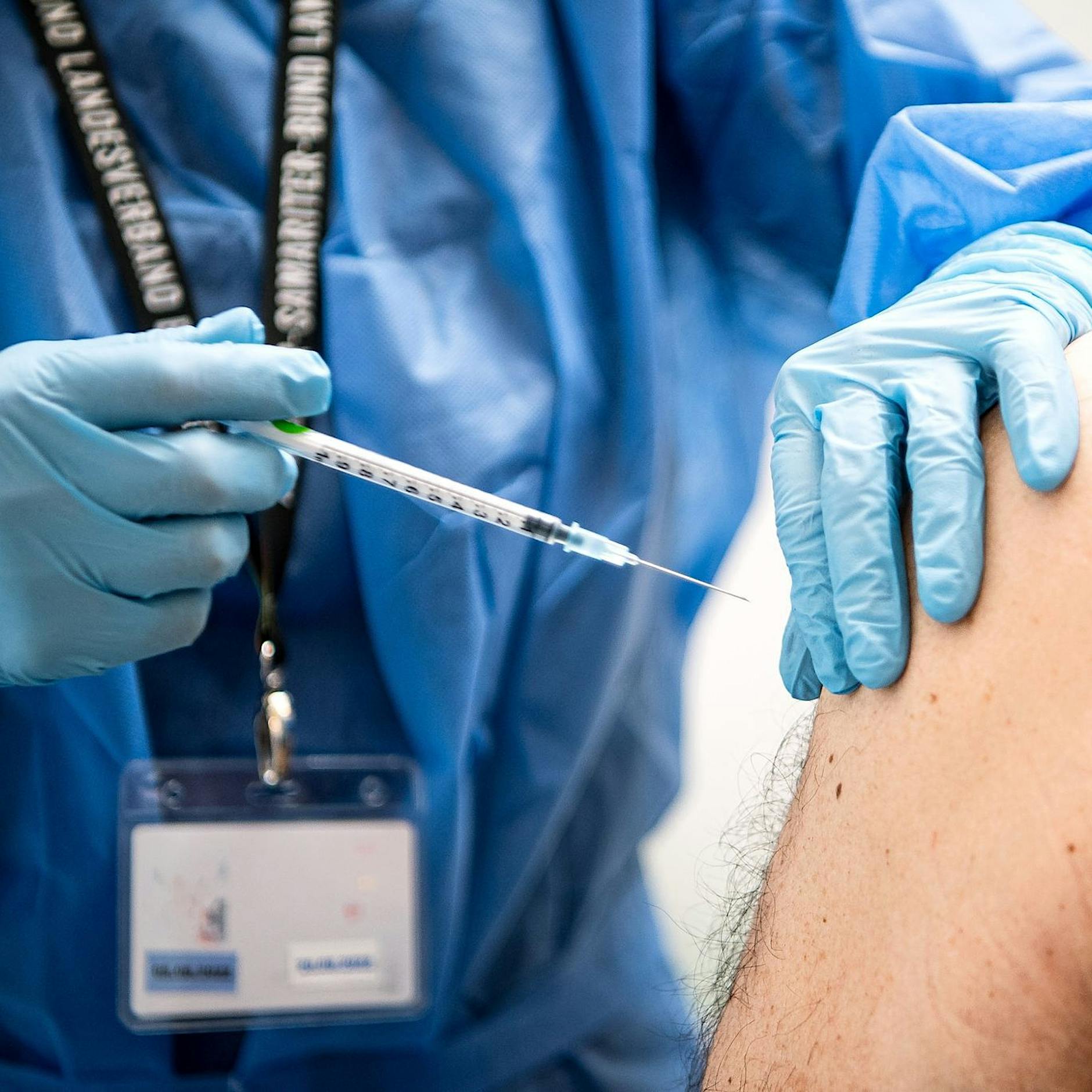 BSW fordert sofortigen Stopp der mRNA-Impfungen – Wissenschaftler warnen vor Risiken