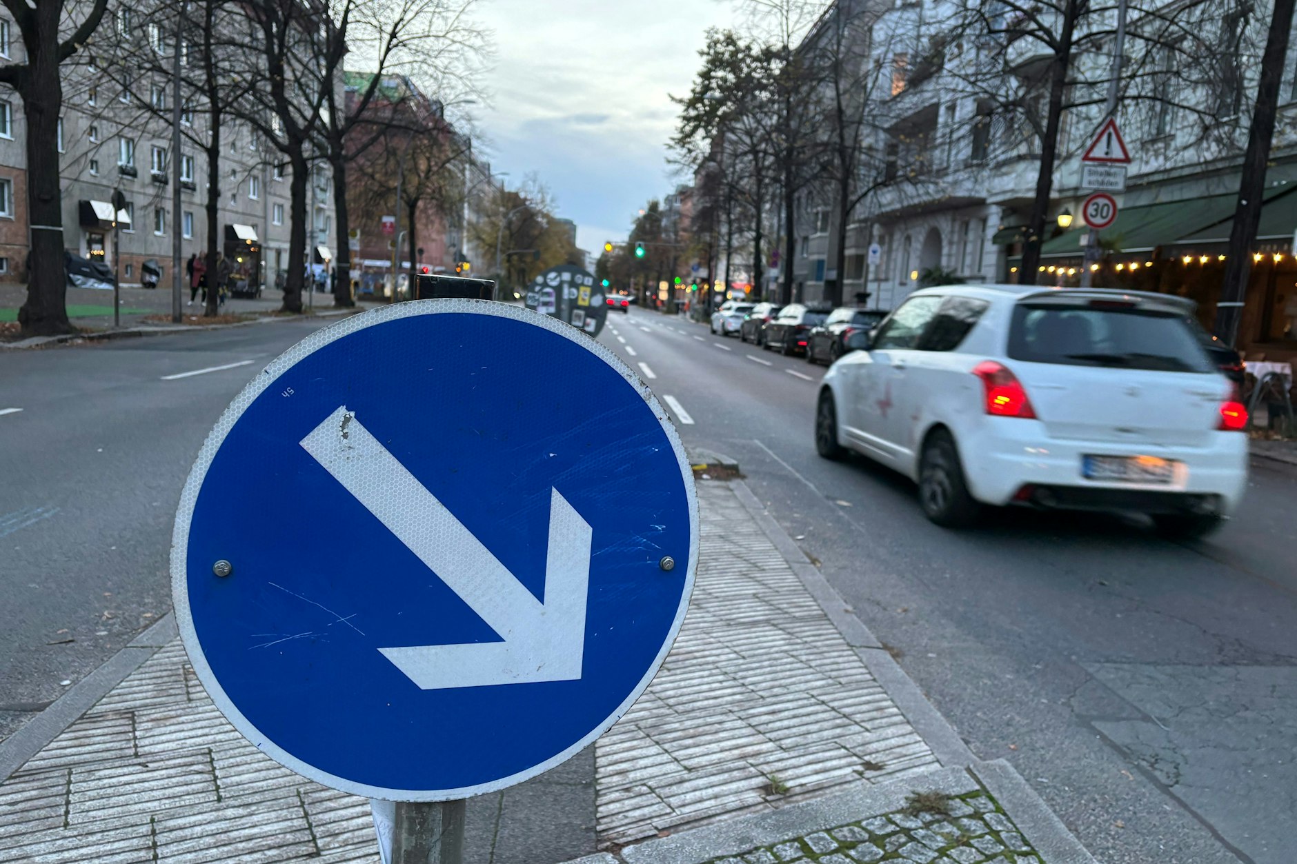 Wichtige Ost-West-Verbindung in Mitte: Die Torstraße hat vier Fahrstreifen. So soll es bleiben, sagt der Senat. Die Parkplätze auf der Nordseite werden allerdings durch einen Radfahrstreifen ersetzt.