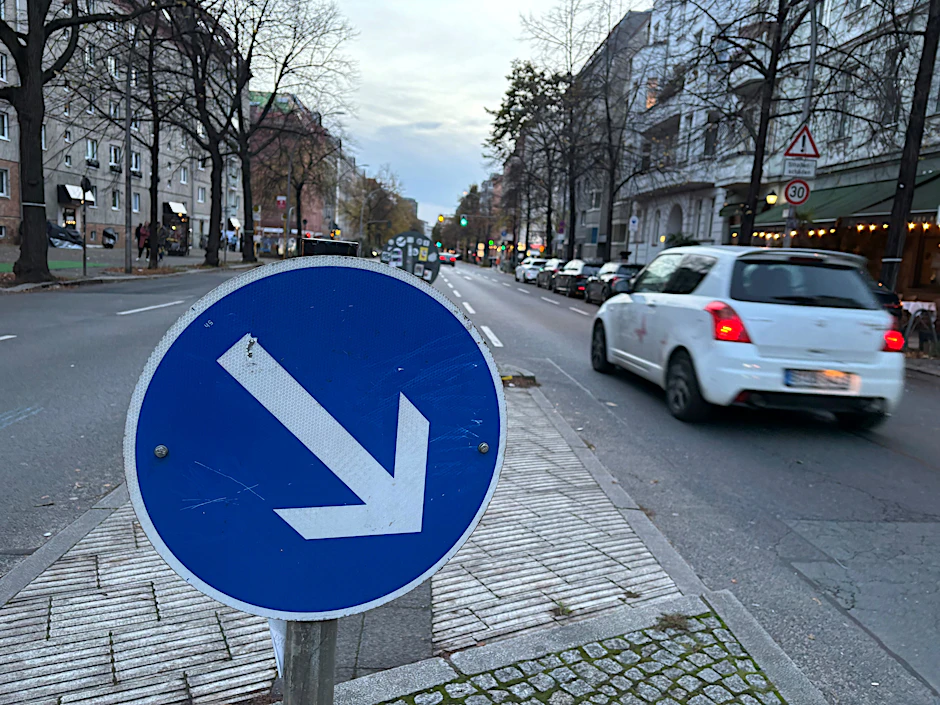 Wichtige Ost-West-Verbindung in Mitte: Die Torstraße hat vier Fahrstreifen. So soll es bleiben, sagt der Senat. Die Parkplätze auf der Nordseite werden allerdings durch einen Radfahrstreifen ersetzt.
