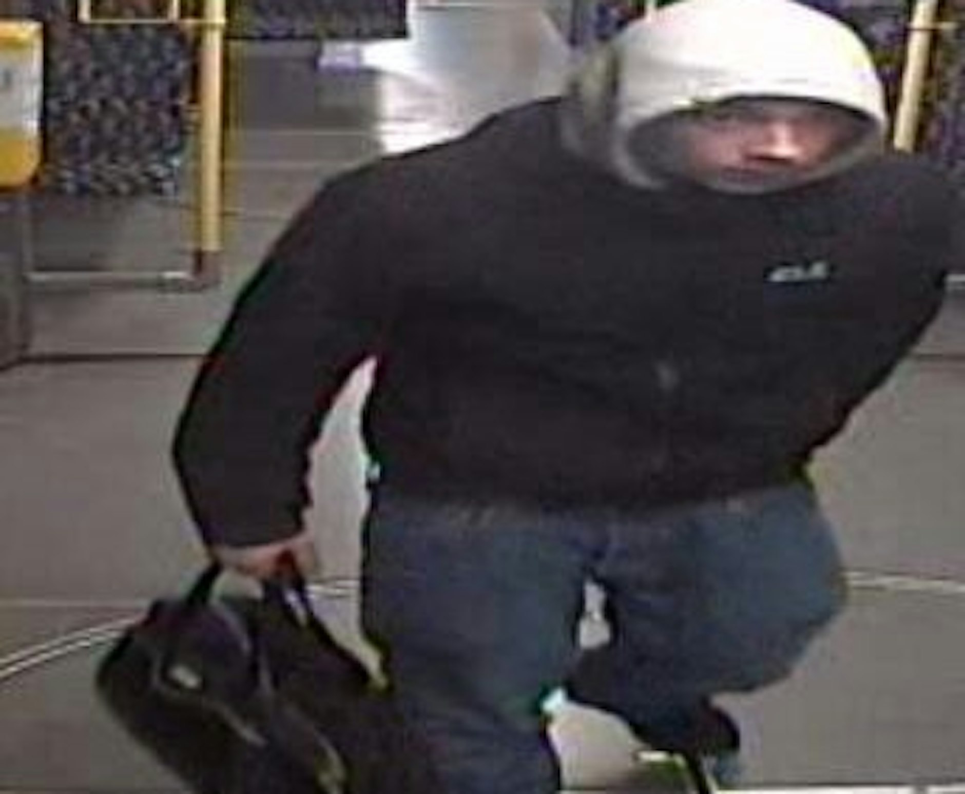 Dieser Mann schrie zuerst in der Bahn herum, dann stach er zu.