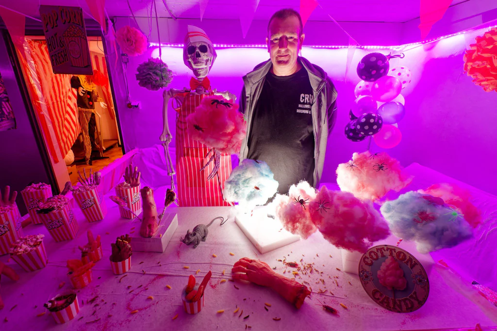 Sven Wagner mit Utensilien zu seinem diesjährigen Halloween-Horrorhaus-Spaß.