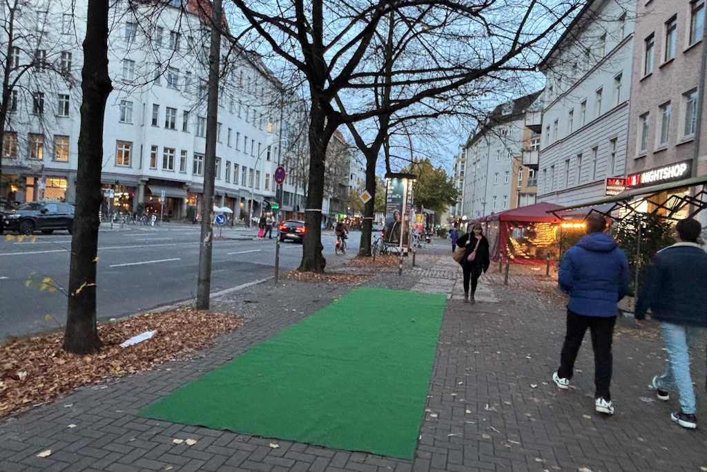 Der Gehweg auf der Südseite der Torstraße in Mitte: Die Grünen-Abgeordnete Silke Gebel hat einen grünen Teppich ausgelegt. Er soll zeigen, wie der geplante Bürgersteig-Radweg den Platz für Fußgänger einschränken wird.