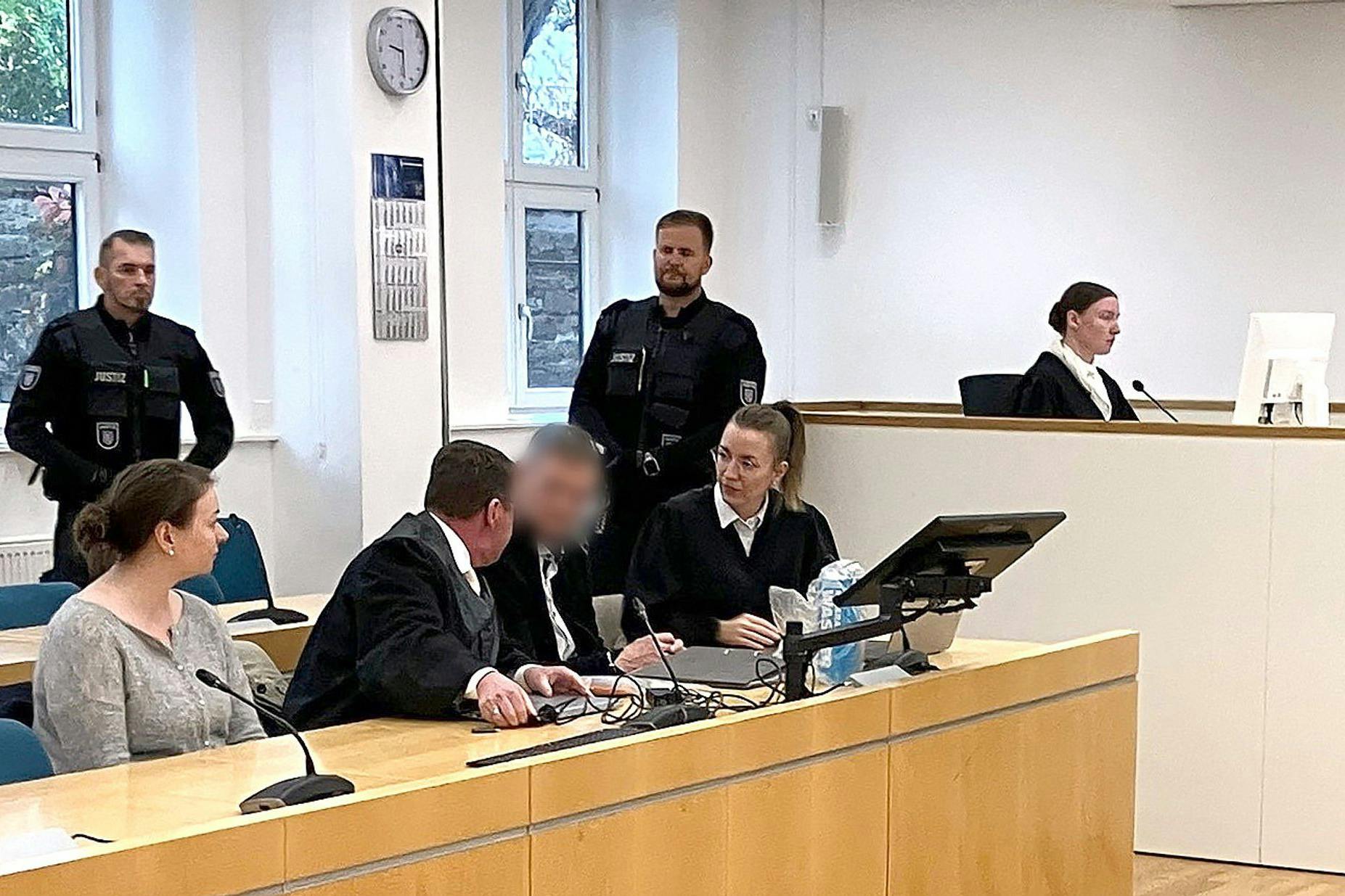 Der Gymnasiallehrer (vorn, M.) stand wegen sexuellen Missbrauchs einer Schülerin vor dem Landgericht Erfurt.