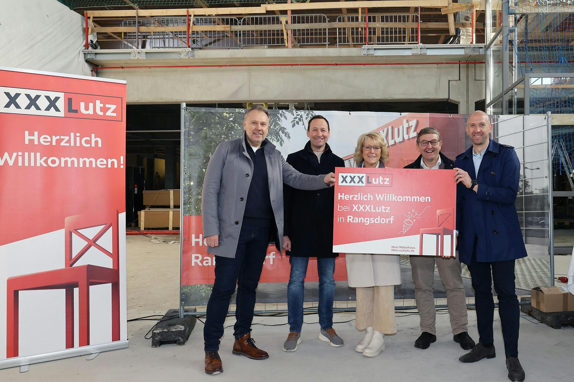 Der Möbelriese XXXLutz wird im Frühjahr 2026 seine erste Filiale in Berlin-Brandenburg eröffnen.