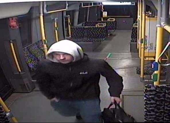Image - Polizei fahndet nach Messerstecher in der Tram: Wer kennt diesen Mann?