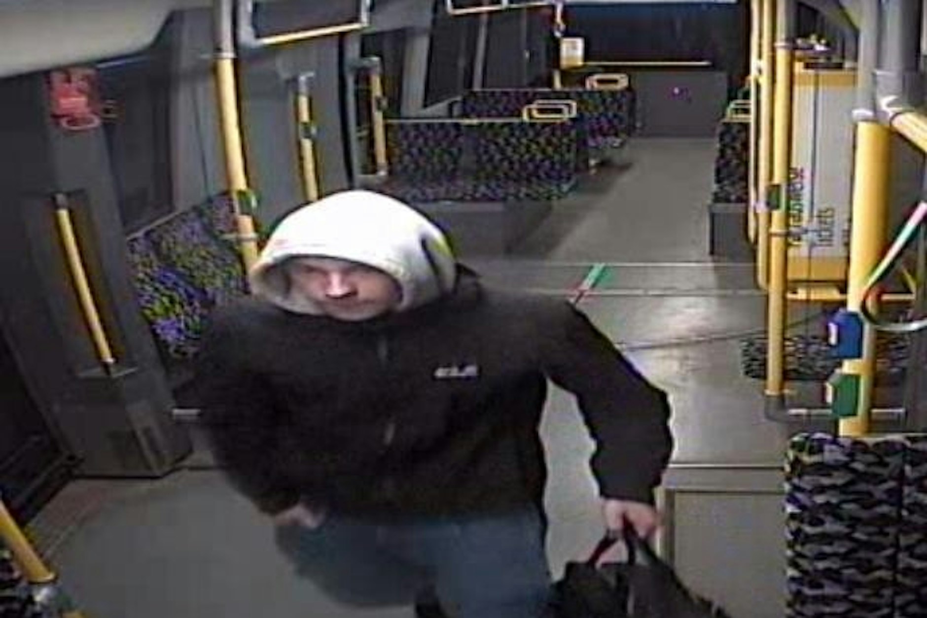 Polizei fahndet nach Messerstecher in der Tram: Wer kennt diesen Mann?