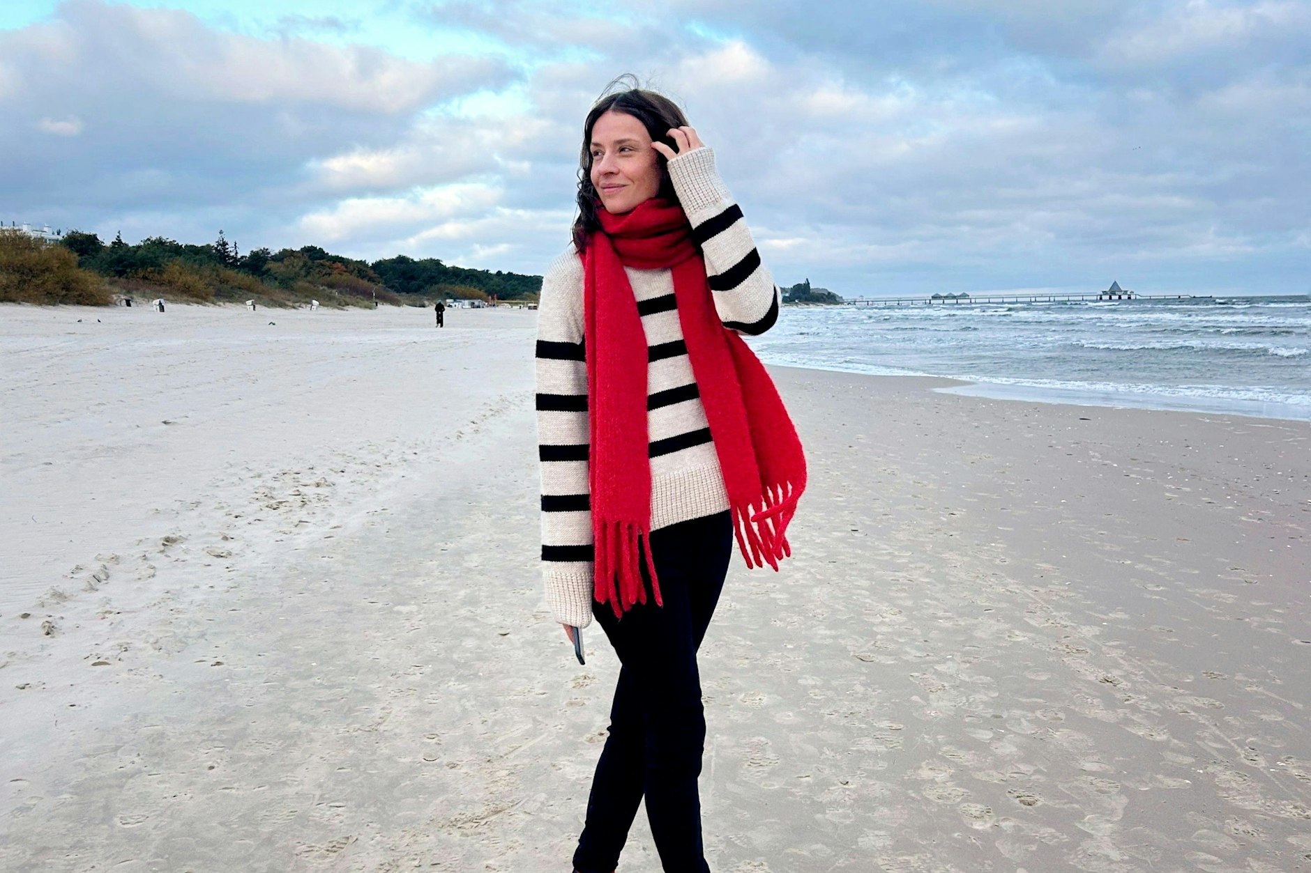 Beach Girl, wollig-warm eingemuckelt: Strickdesignerin Susanne Müller alias Paula_m am Ahlbecker Strand