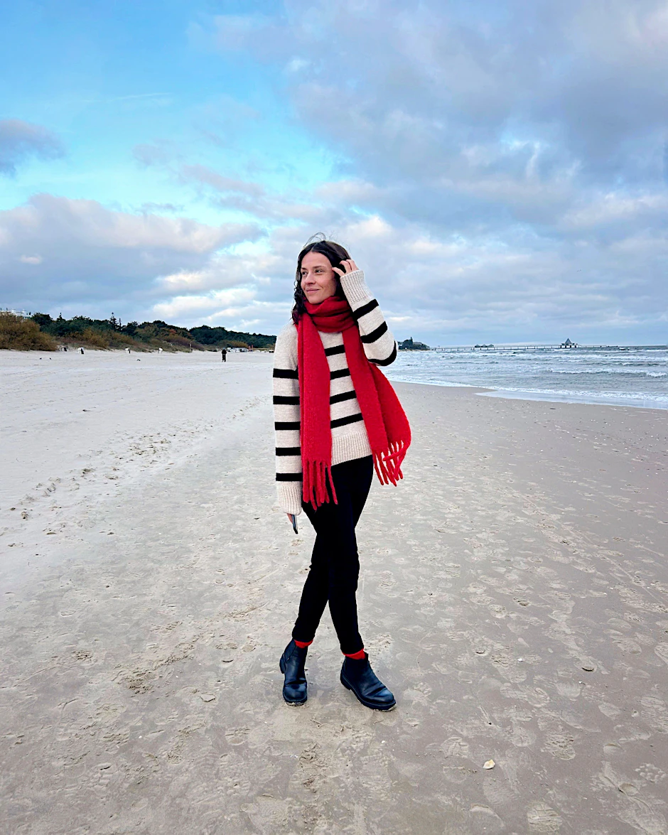 Beach Girl, wollig-warm eingemuckelt: Strickdesignerin Susanne Müller alias Paula_m am Ahlbecker Strand