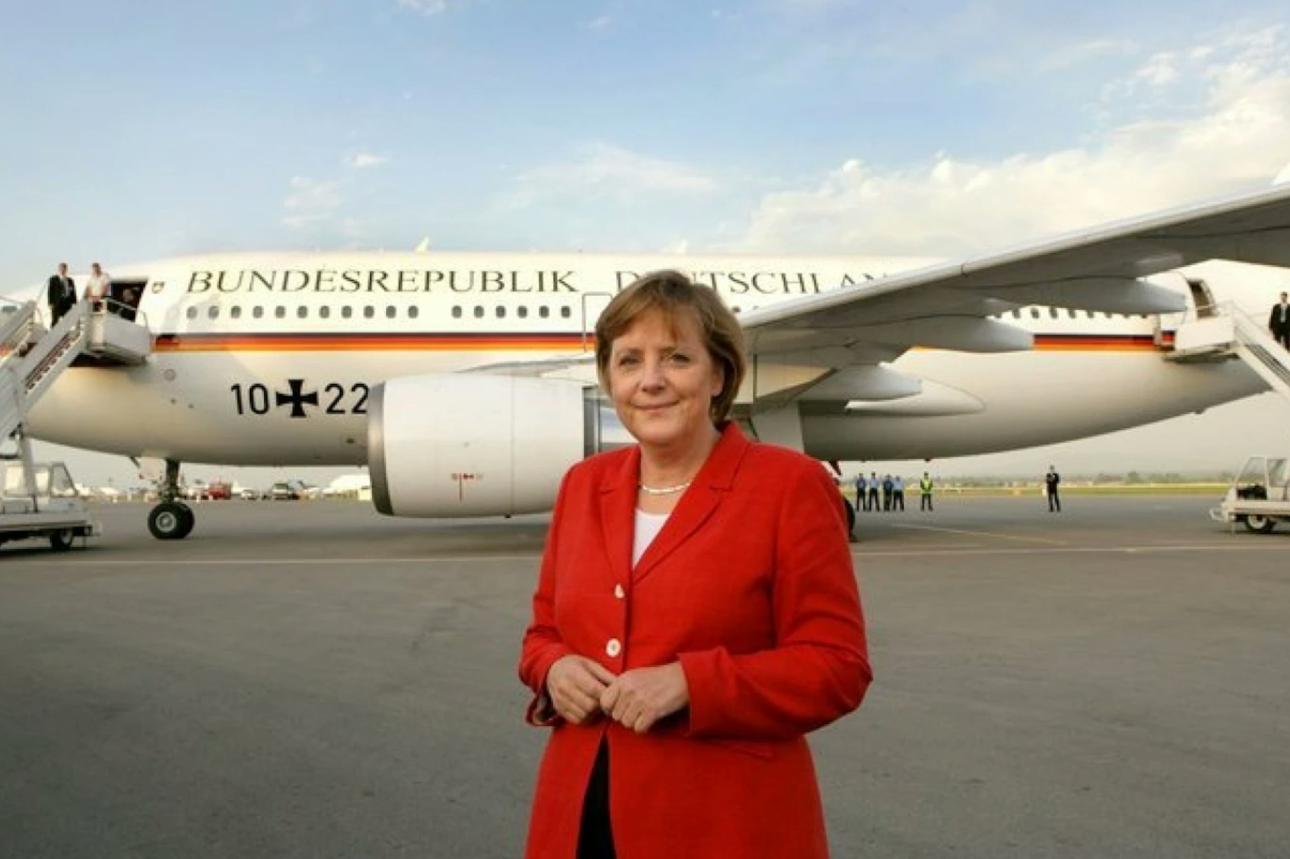 Angela Merkel nutzte als Kanzlerin ebenfalls einen DDR-Airbus als Regierungsflieger. Mit der „Theodor Heuss“ landete sie 2008 in Kasachstan. Heute soll diese Maschine in einem Depot verrotten.