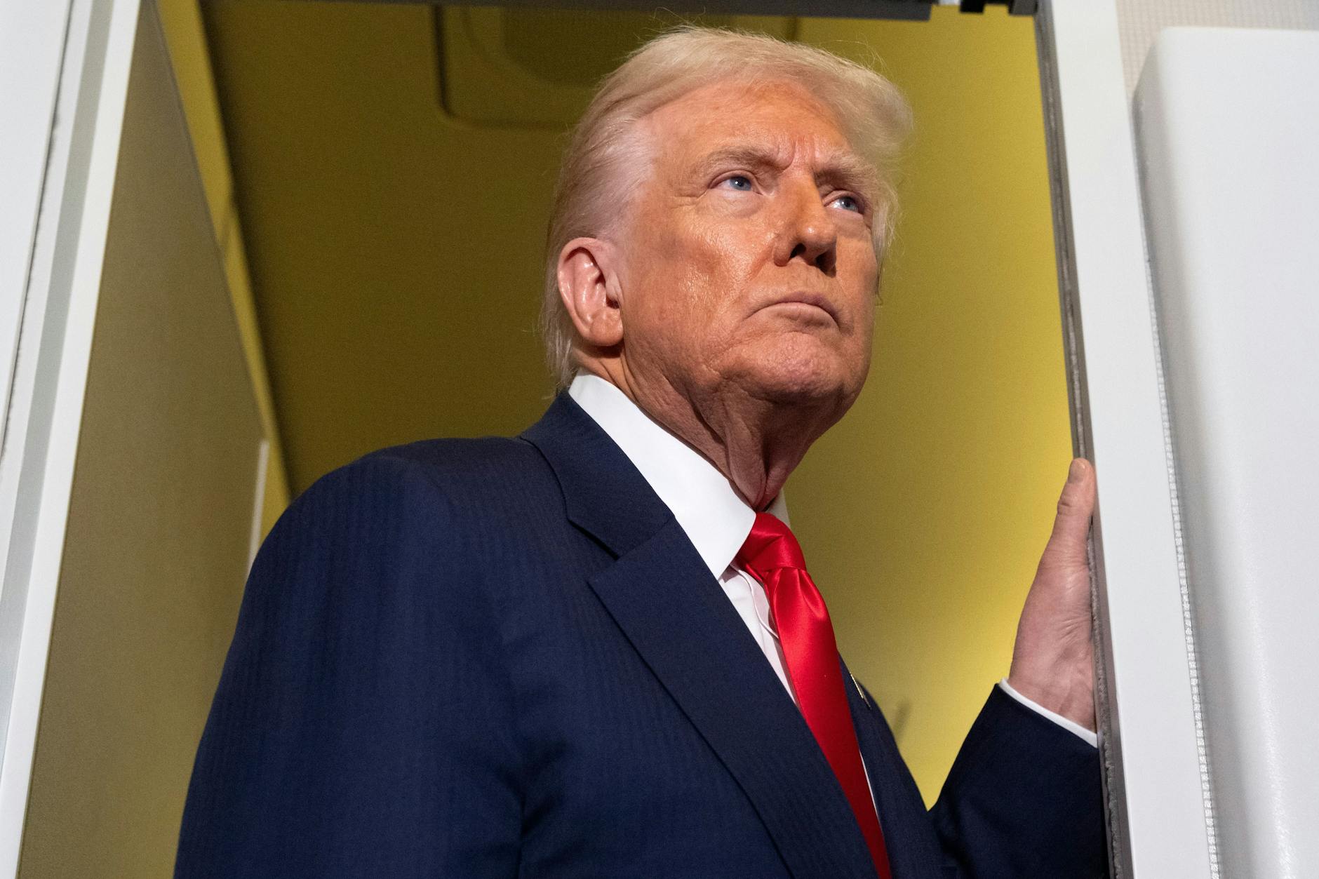 US-Präsident Donald Trump spricht mit Reportern an Bord der Air Force One