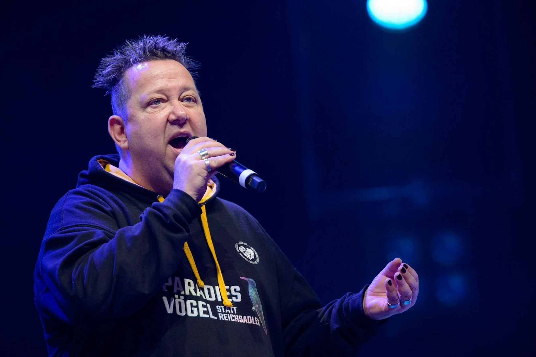 Prinzen-Frontmann Sebastian Krumbiegel bei einem Auftritt in Hamburg. Hier trägt er einen anderen linken Pullover: „Paradiesvögel statt Reichsadler“.