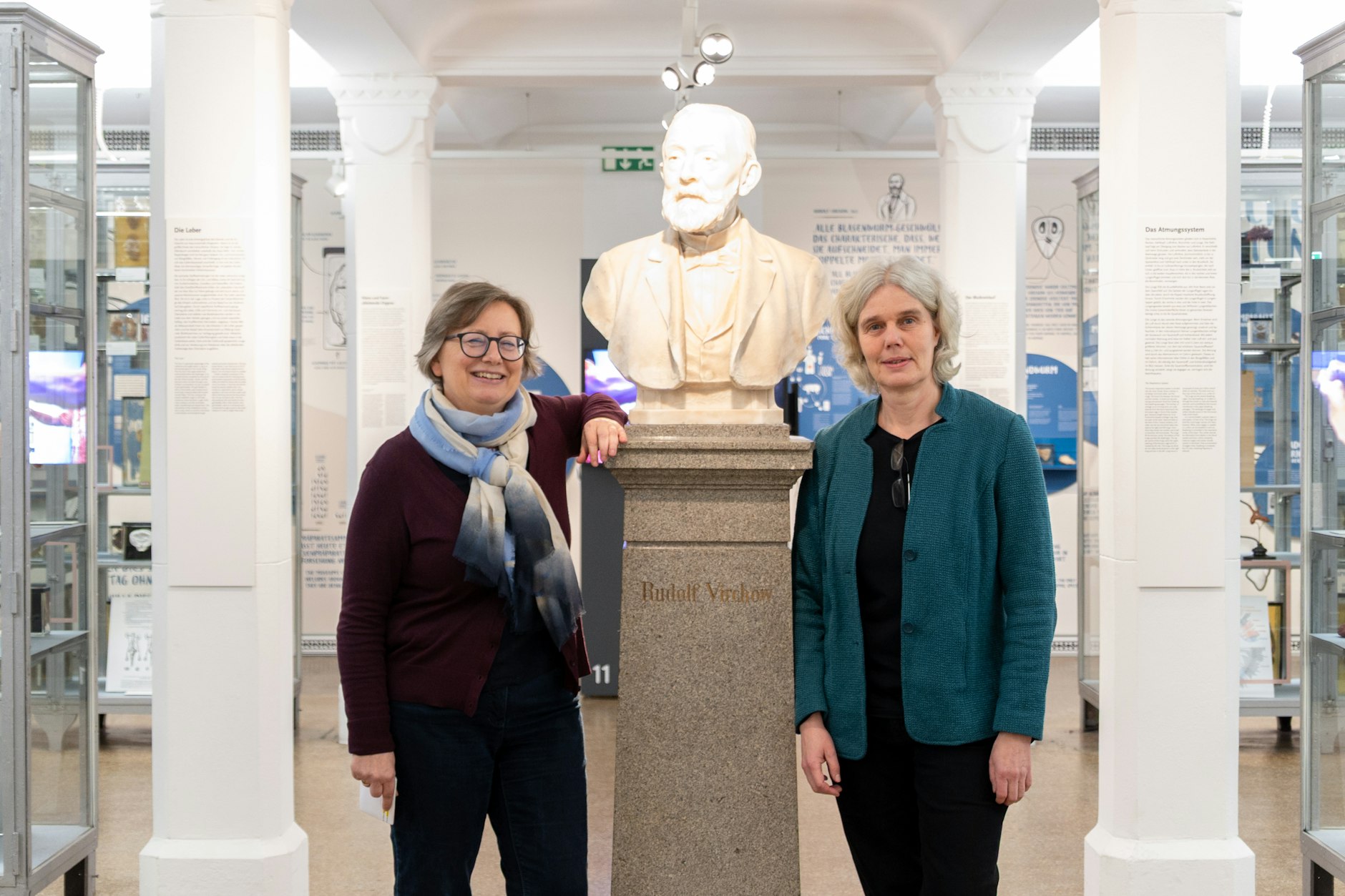 Die Kuratorinnen Susanne Wedlich (l.) und Beate Kunst in der Ausstellung „Schleim. Geheimnisse einer unterschätzten Körperflüssigkeit“