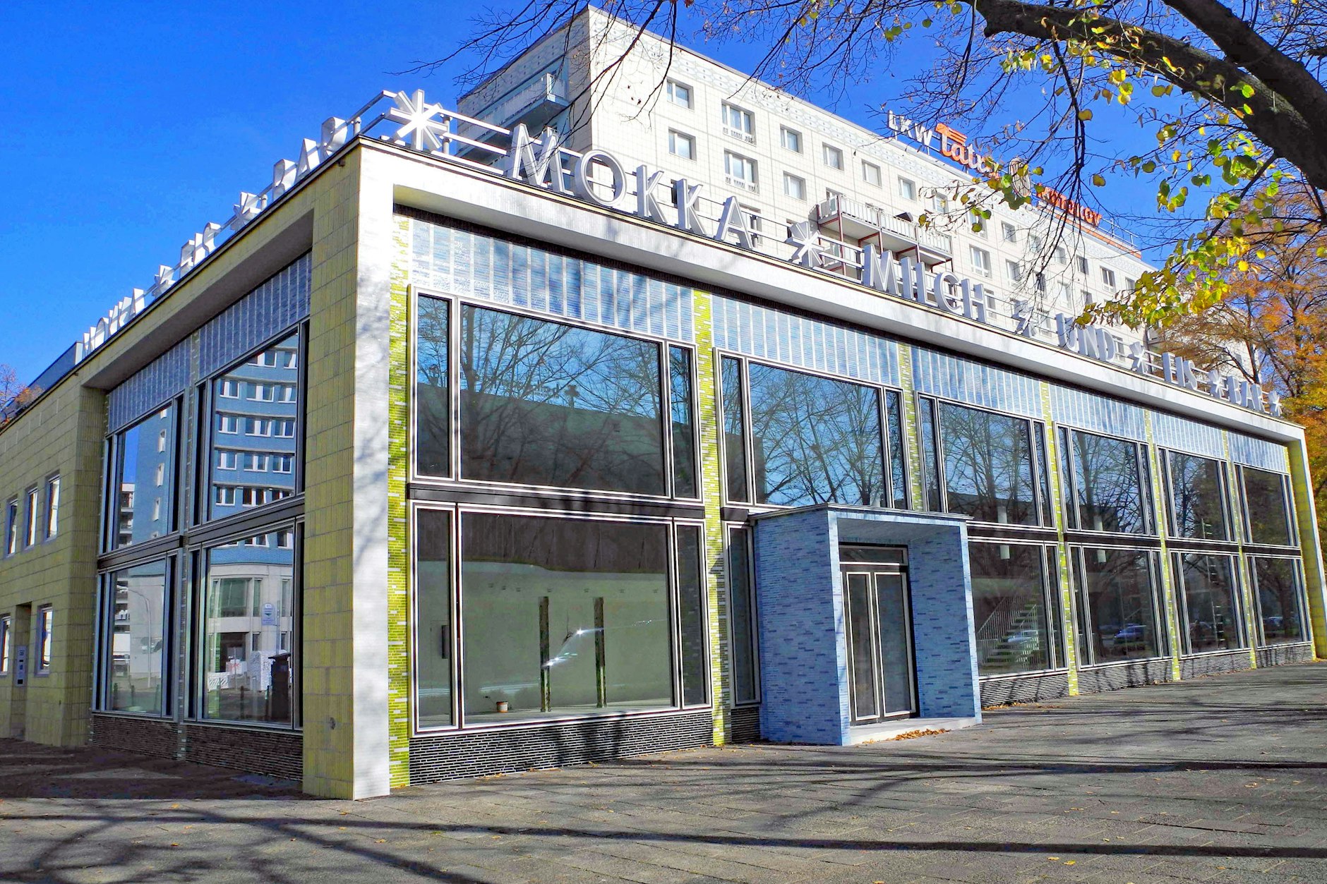 Neues Erwachen für eine Berliner Institution in der Karl-Marx-Allee: die ehemalige Mokka-Milch-Eisbar sucht neue Mieter.