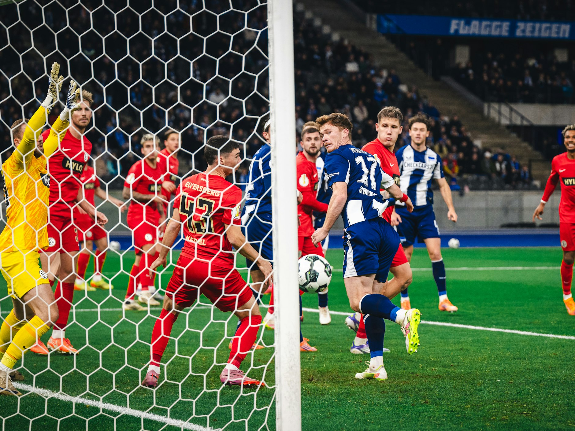 Sebastian Grönning von Hertha BSC köpft das Tor zum 2:0 im Pokal gegen Elversberg.