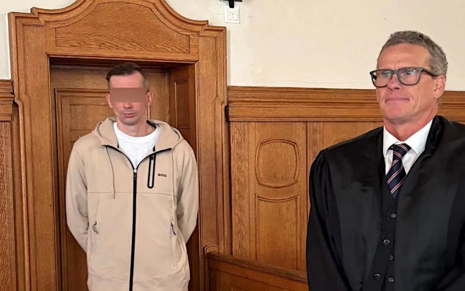 Der Rad-Dieb (li.) neben seinem Anwalt vor Gericht.