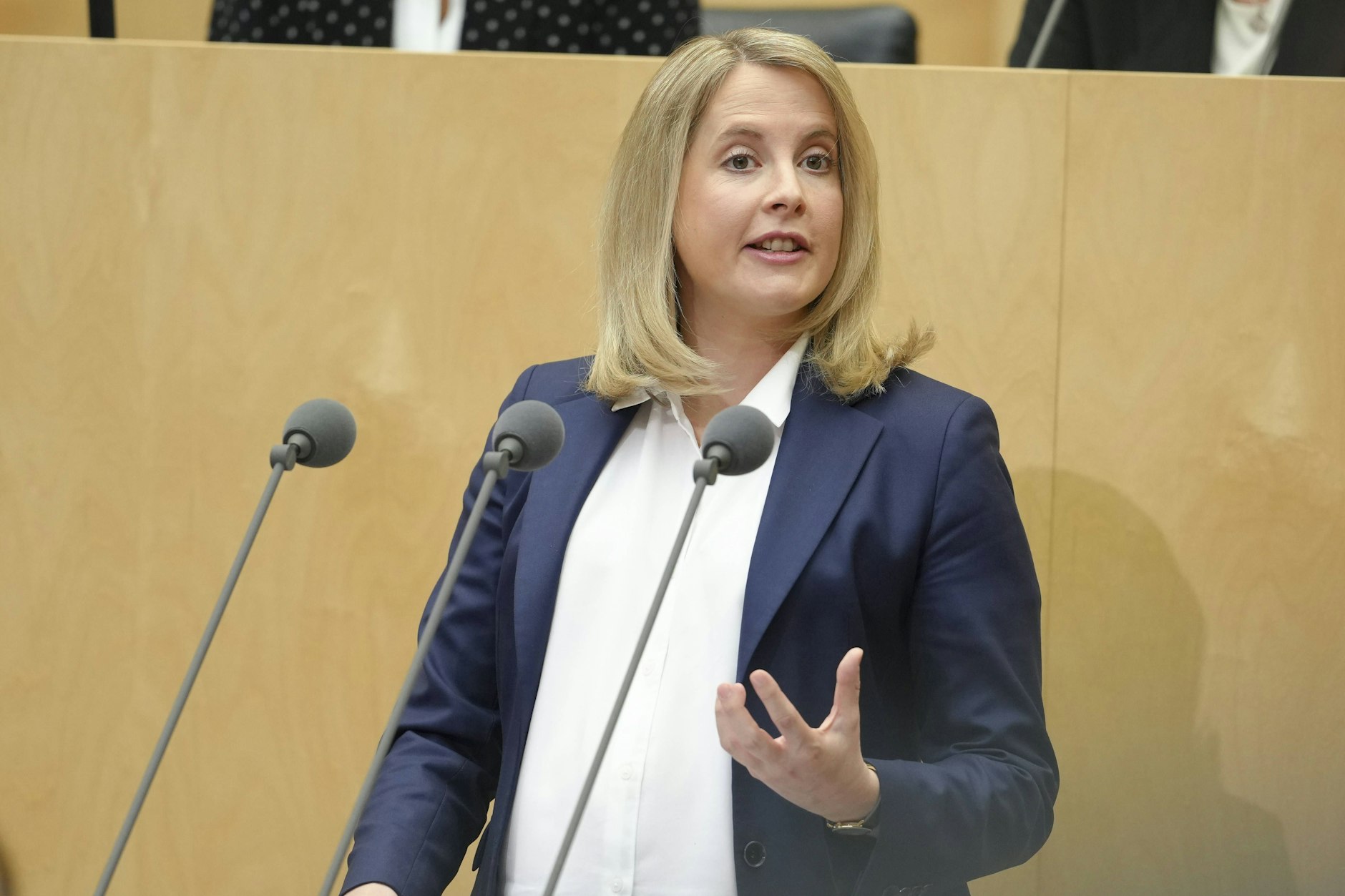 Bundesbauministerin Verena Hubertz hält eine Rede im Bundesratsgebäude.