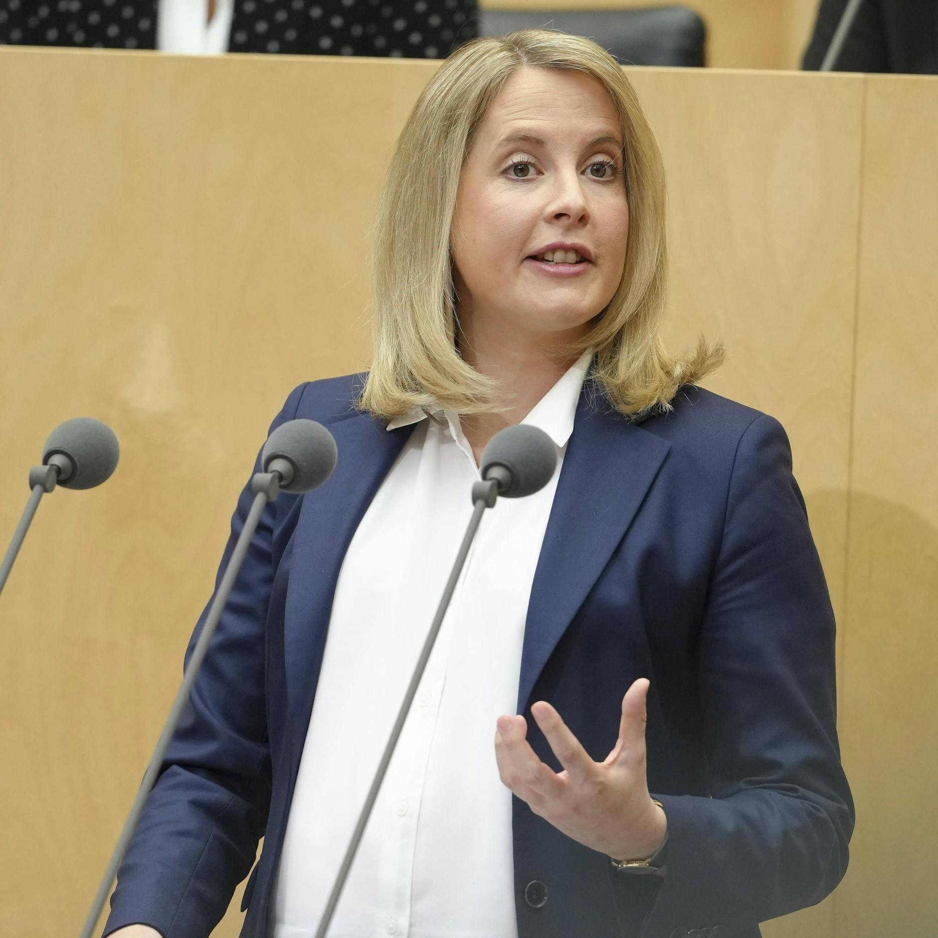 Image - Peinliches Video der Bauministerin – wieso applaudiert Verena Hubertz sich selbst?