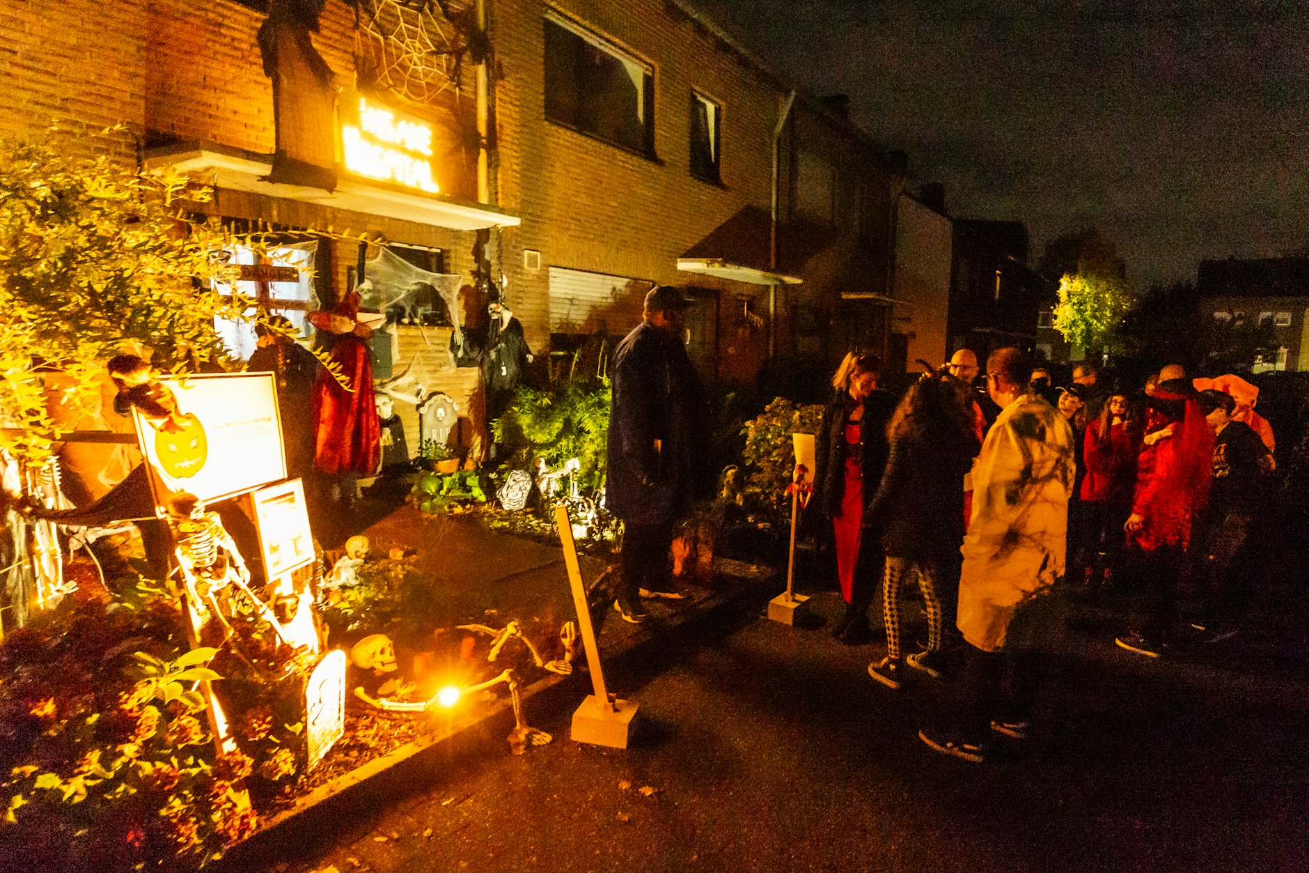 Die Besucher stehen an Halloween Schlange am Horror-Haus von Sven Wagner, wie hier vor zwei Jahren.