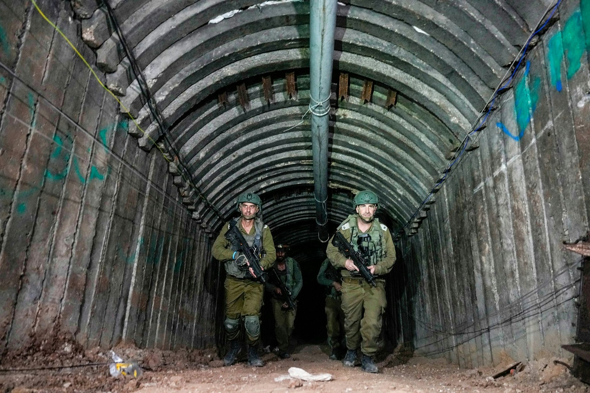 Israelische Soldaten durchsuchen einen Tunnel im nördlichen Gazastreifen, der von der Hamas genutzt wurde.