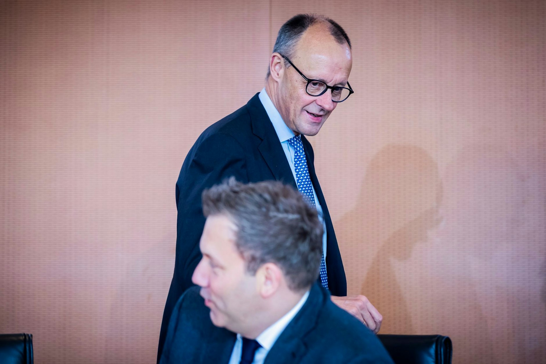 Bundeskanzler Friedrich Merz (CDU, oben) kommt hinter Lars Klingbeil (SPD), Bundesminister der Finanzen, zur Sitzung des Bundeskabinetts im Bundeskanzleramt. Symbolbild.