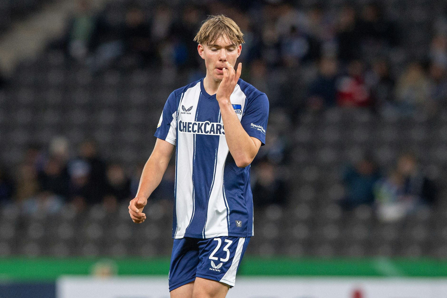 Für Herthas Superjuwel Kennet Eichhorn ist es das Ostderby gegen Dynamo Dresden das erste Spiel im ausverkauften Olympiastadion. Da muss der Teenie die Nerven behalten.