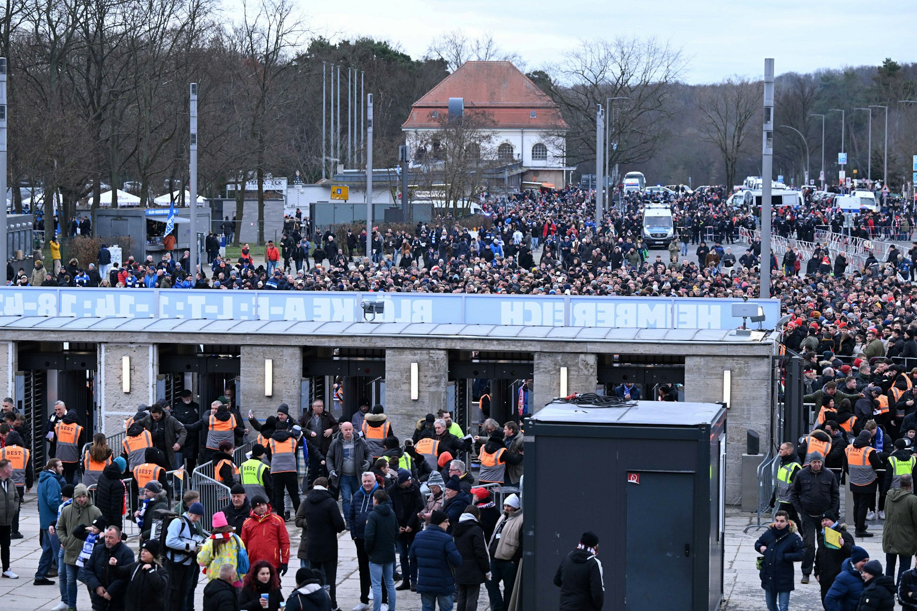 Massenandrang und verschärfte Einlasskontrollen. Die Fans müssen lange Wartezeiten in Kauf nehmen, um ins Olympiastadion zu kommen.