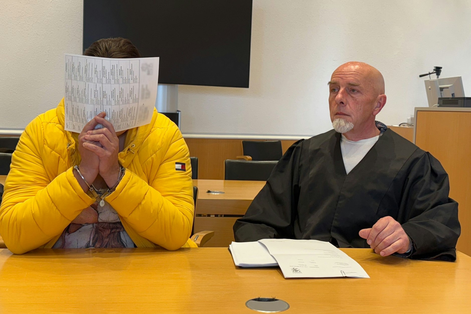 Die Angeklagte und ihr Verteidiger Jochen Kreissl vor der Urteilsverkündung am Landgericht Fulda.