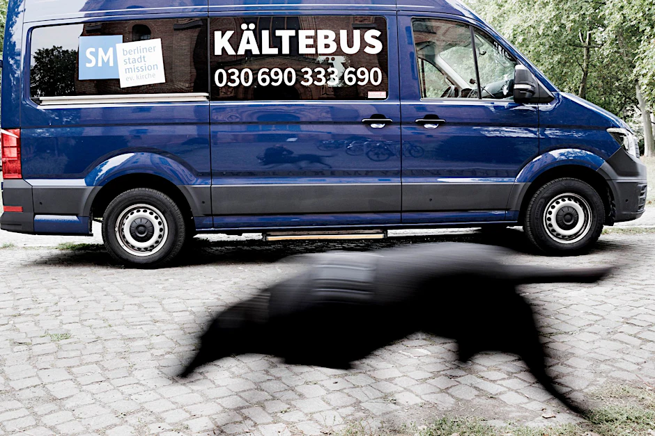 Der Kältebus der Berliner Stadtmission. Er sammelt frierende Obdachlose in der Hauptstadt ein.