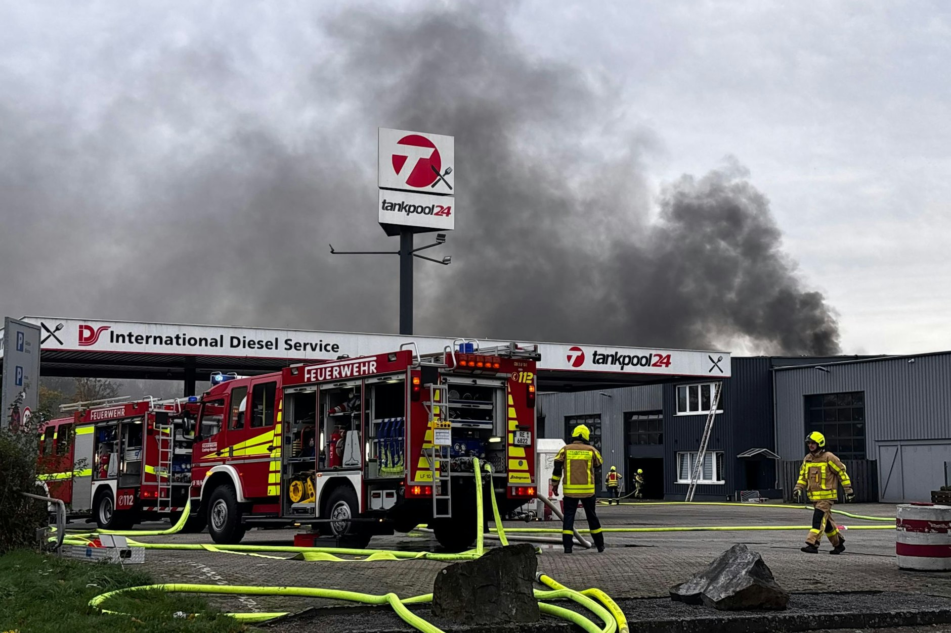 Feuerkräfte sind im Einsatz an der Tankstelle in Castrop-Rauxel.