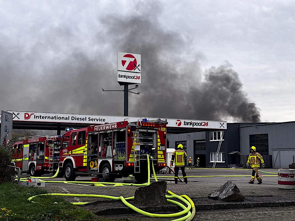 Feuerkräfte sind im Einsatz an der Tankstelle in Castrop-Rauxel.