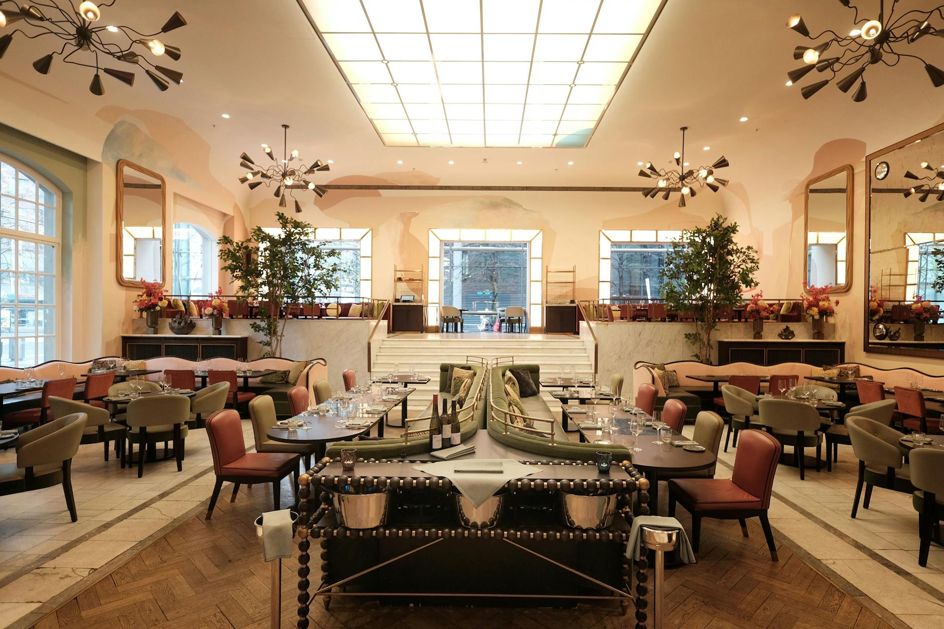 Die Räume mit ihren Kronleuchtern, Spiegeln und Samtsofas sind prädestiniert für Glamour und den großen Auftritt.